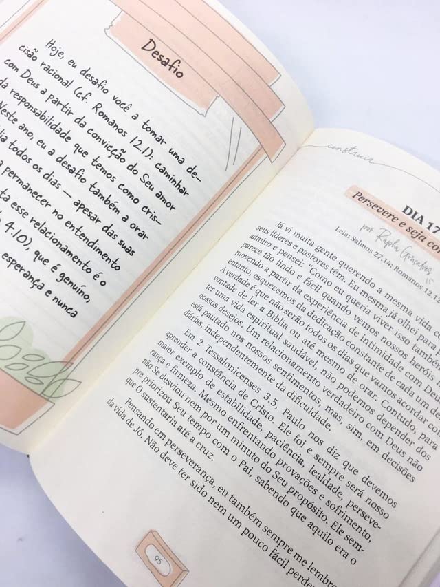 Devocional | Desenvolvendo o Secreto - Abrindo Portas Para a Constancia em Deus - Em Portugues do Brasil - Capa Dura - Rosa