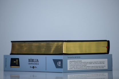 Bíblia Cronológica - Dia a Dia - Com Leituras Diarias - King James Fiel 1611 Portugues do Brasil