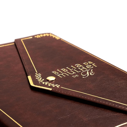 Bíblia da Mulher de Fé, NVI, Letra Grande, Couro-Soft Vinho com Fechamento Carteira e Marcador de Páginas