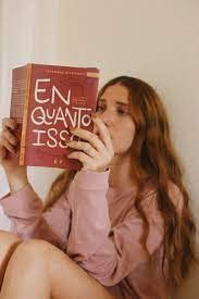 Enquanto Isso - O que fazer enquanto esperamos - Fernanda Witwytzky - Em Portugues do Brasil - Capa Brochura